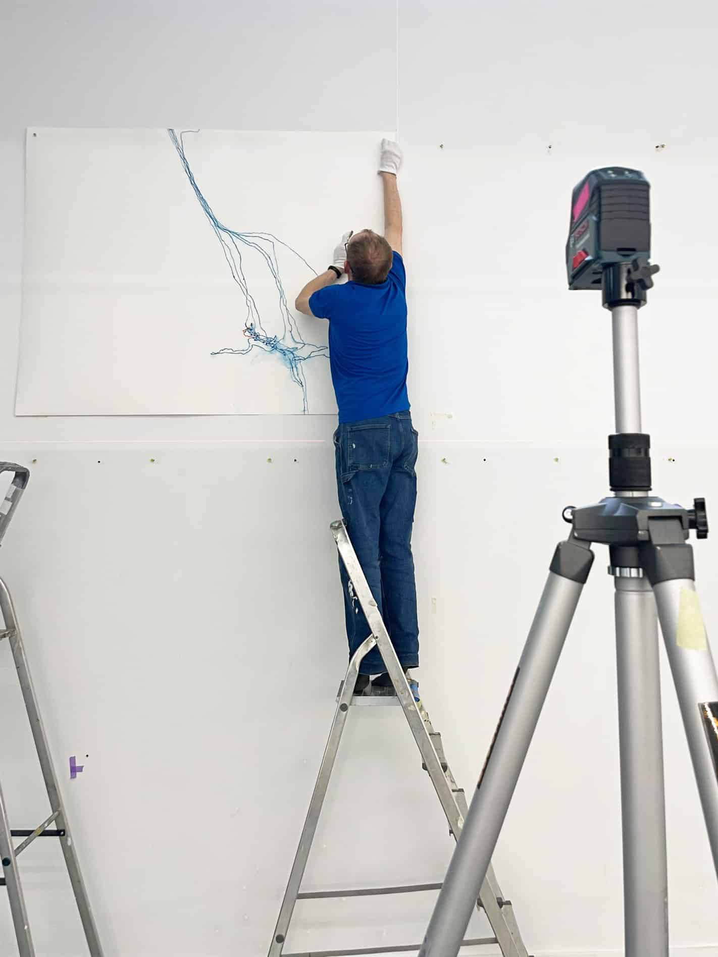 Ivar hangt een Graaschoreografie tekening op voor Onder Onze Voeten Drawing Centre Diepenheim