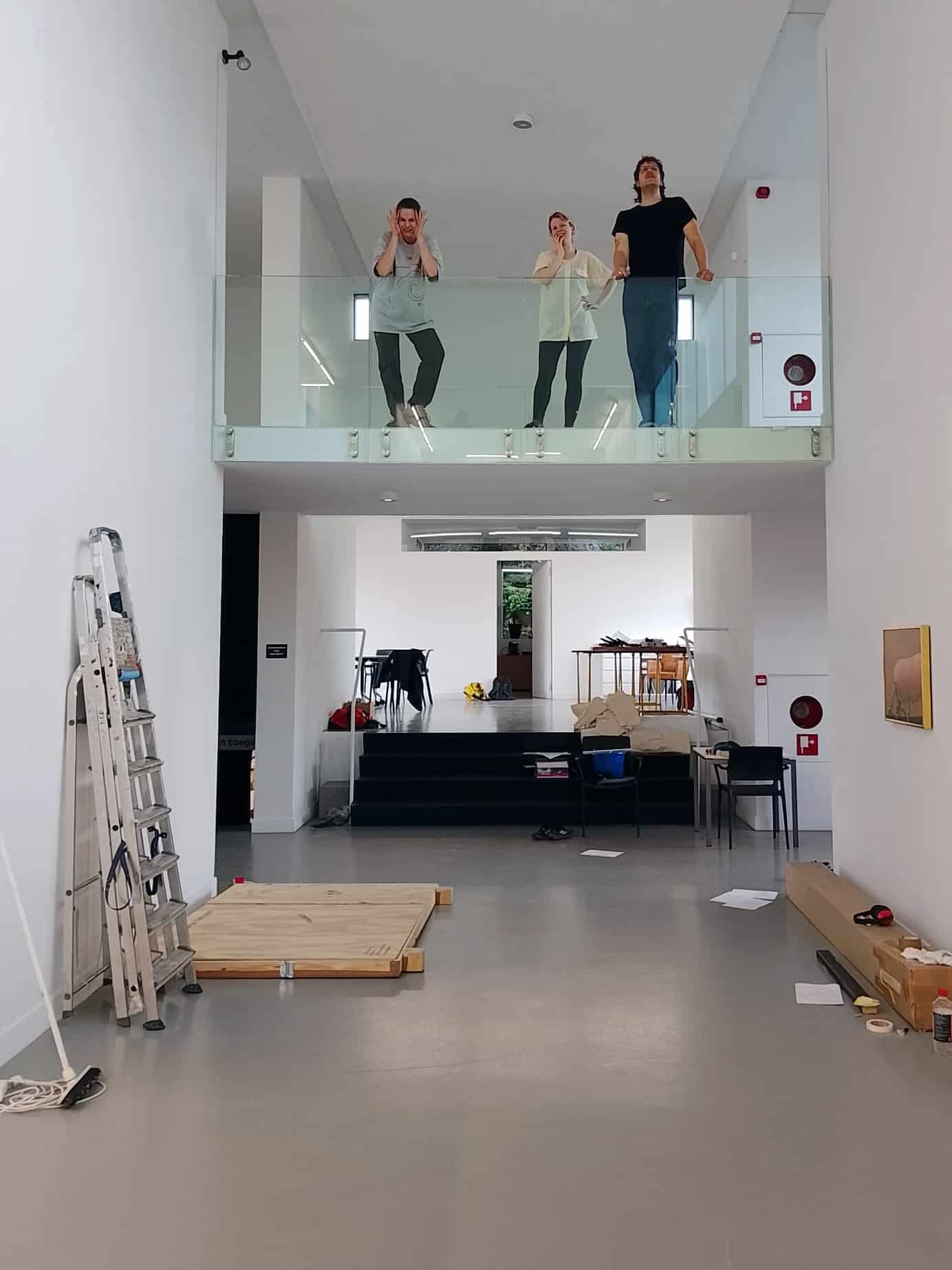Noa Zuidervaart, Lieneke Hulshof en Saskia Noor-Van Imhoff tijdens de opbouw van Onder Onze Voeten Drawing Centre Diepenheim